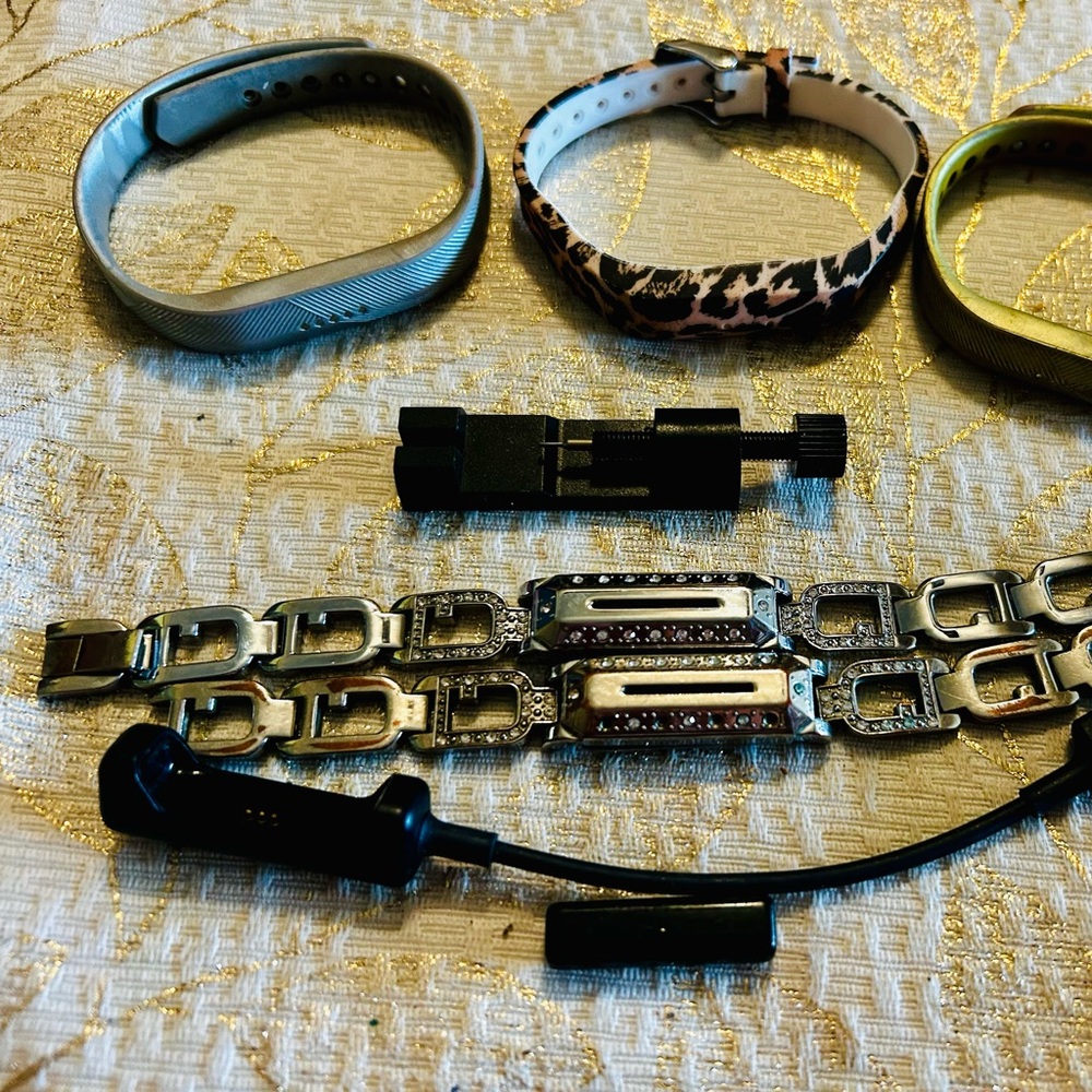 Flex 2 Fitbit tracker plus assorted bands and Fitbit Tracker